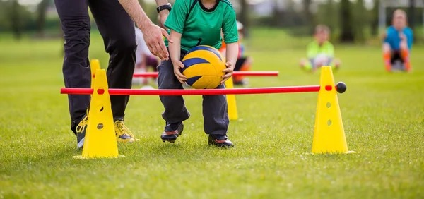 Shams：预计特雷·杨本月晚些时候复出，老鹰仍相信他